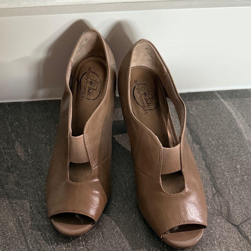Life Stride Brown Peep Toe Heels